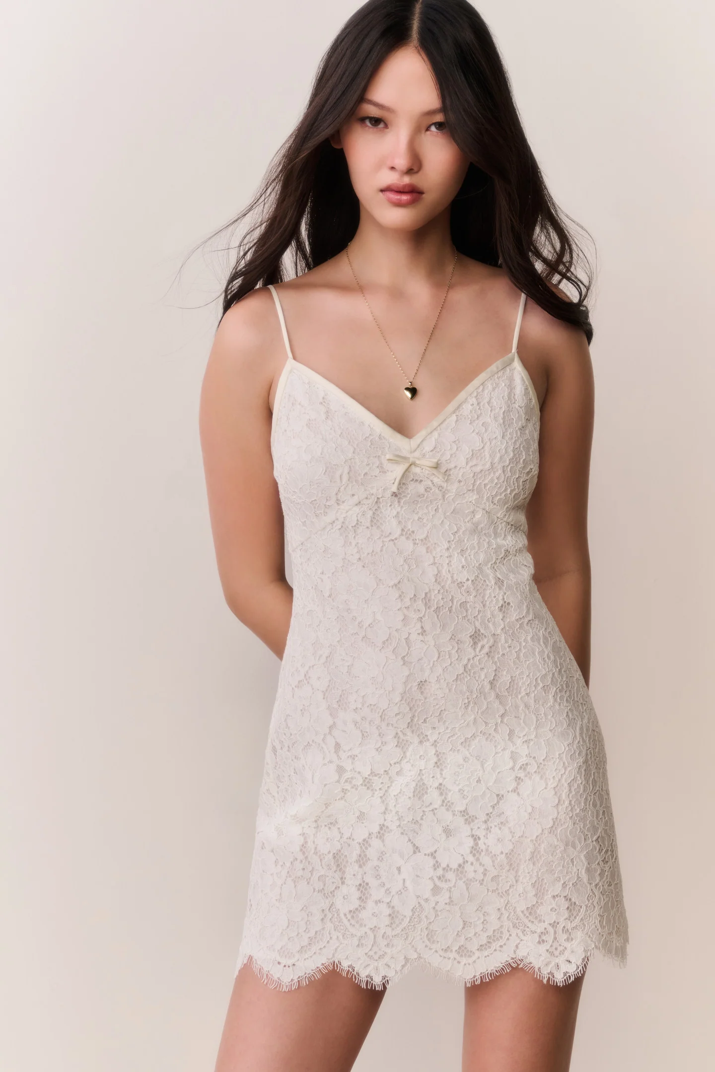 Vestido Mini de Renda Petaline