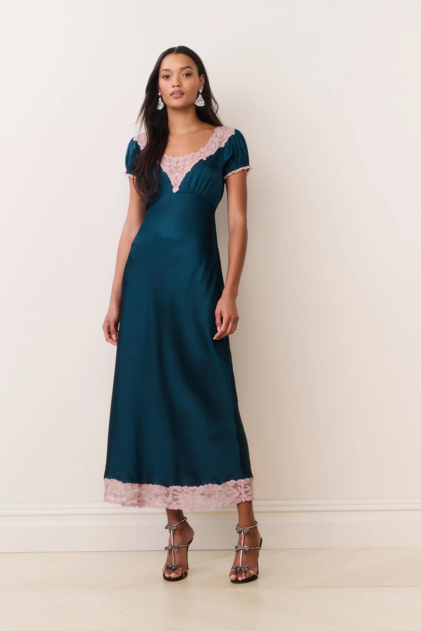 Vestido Maxi de Renda Satinado Taylis