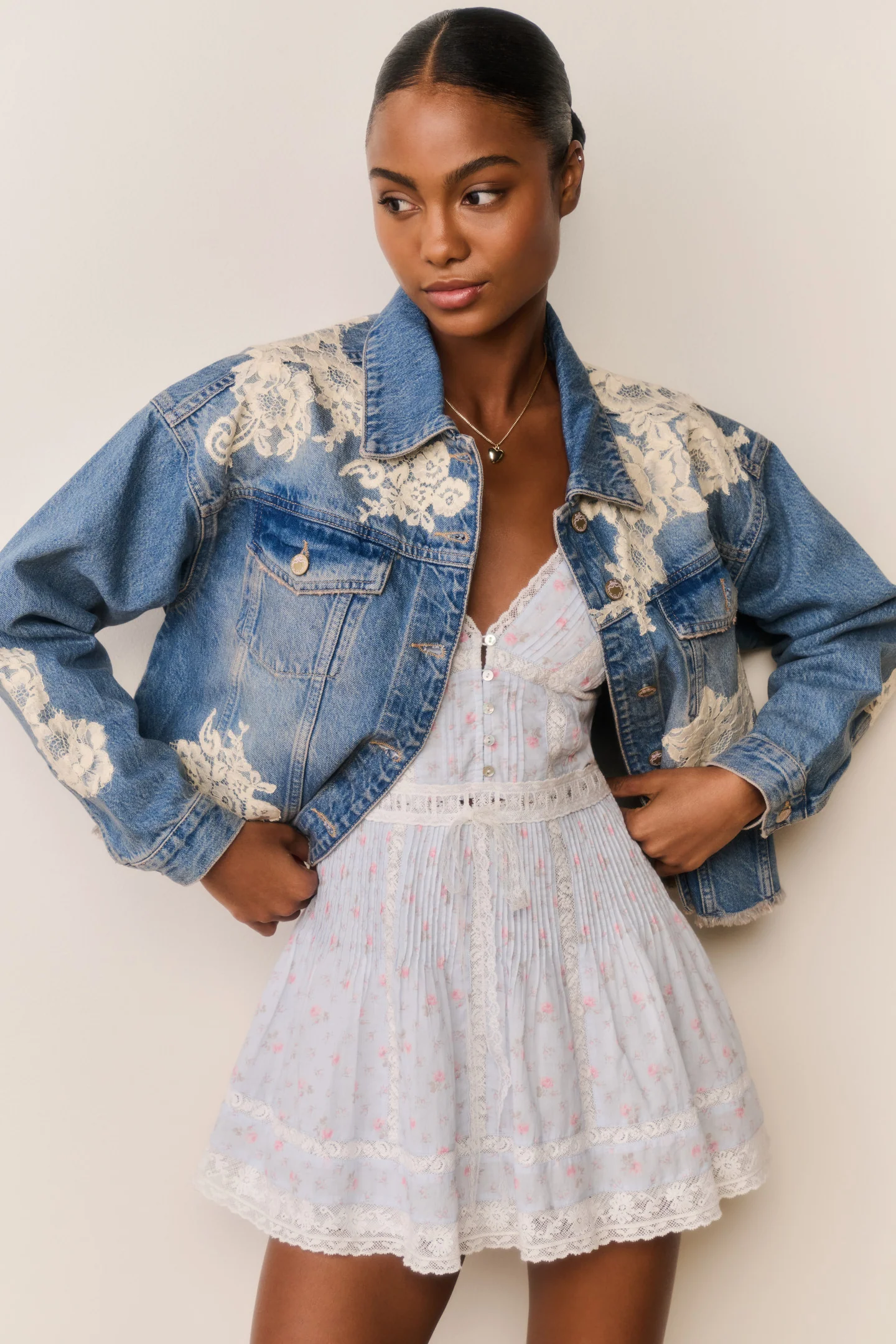 Jaqueta de Denim com Appliqué de Renda Amana