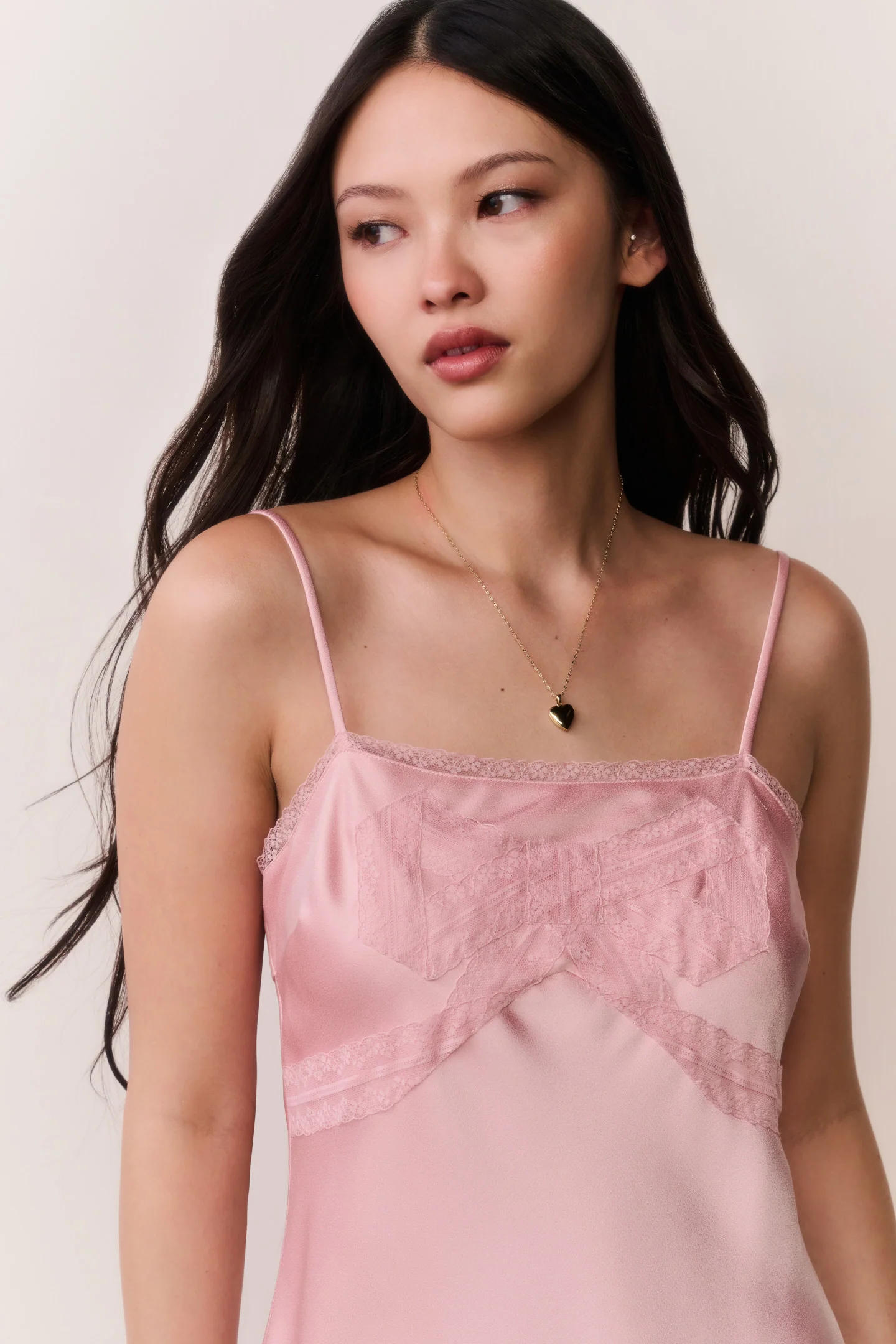 Vestido Mini de Crepe com Laço de Renda Mirelis