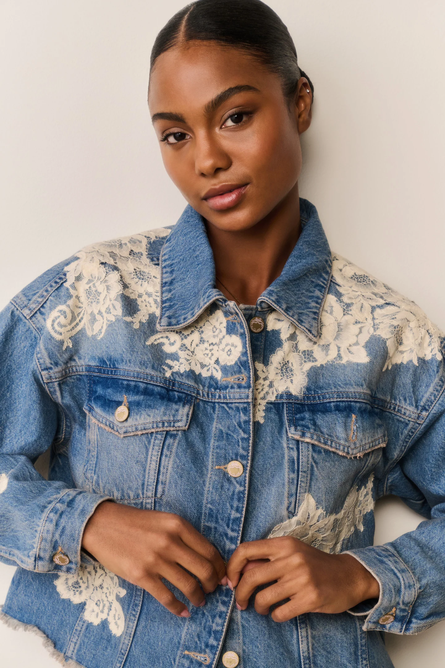 Jaqueta de Denim com Appliqué de Renda Amana