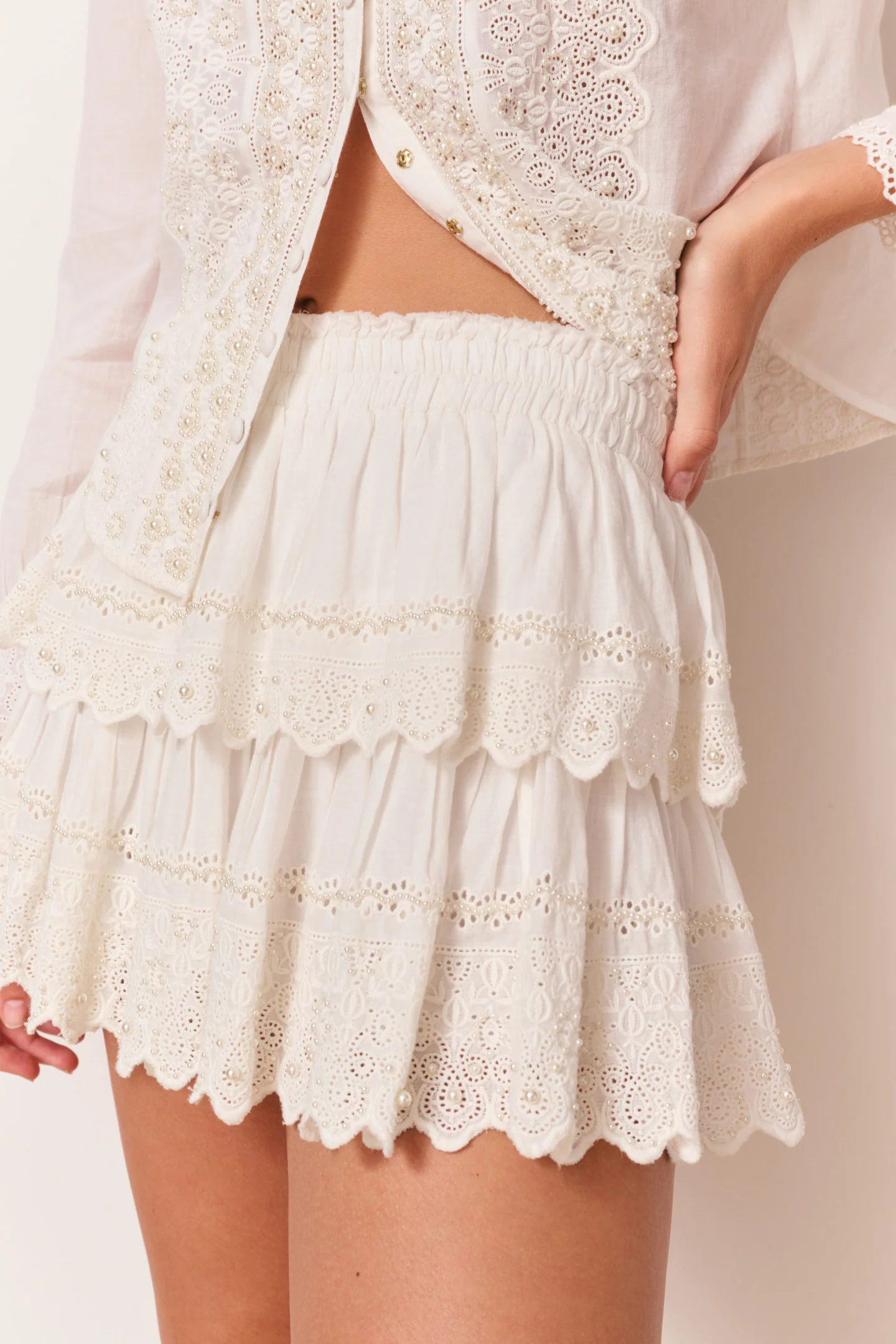 Saia Mini com Detalhes de Pérolas e Ruffles Saia Mini com Detalhes de Pérolas e Ruffles